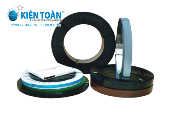 Các loại dây đai thép phổ biến gồm mạ dầu, mạ kẽm và sơn tĩnh điện.