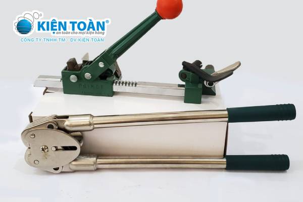 Cấu tạo máy đóng đai công nghiệp gồm bộ cấp dây, bộ căng dây và hệ thống điều khiển