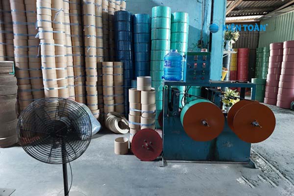 kéo giãn dây đai nhựa trong quá trình sản xuất