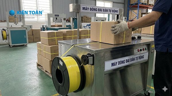 máy đóng đai bán tự động