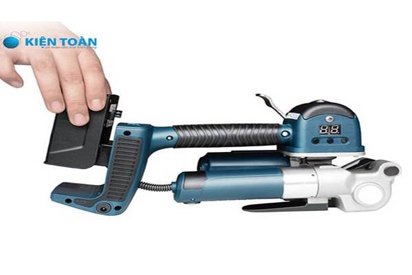 Máy đóng đai công nghiệp sử dụng trong quy trình đóng kiện hàng hóa