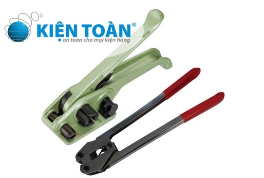 sử dụng dụng cụ đóng đai trong đóng gói pallet